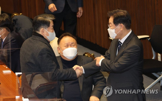 이재명 더불어민주당 대표가 지난달 11일 서의 여의도 국회에서 열린 본회의에서 이상민 의원, 김경협 의원과 인사하고 있다. 연합뉴스